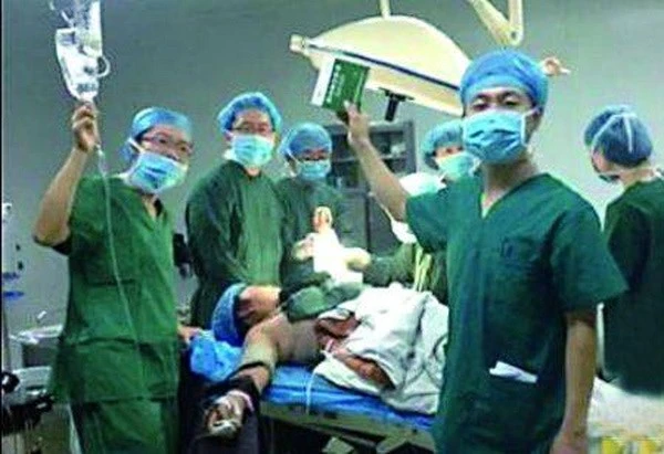 Selfie bên cạnh bệnh nhân vừa phẫu thuật, bác sĩ bị đình chỉ ảnh 1