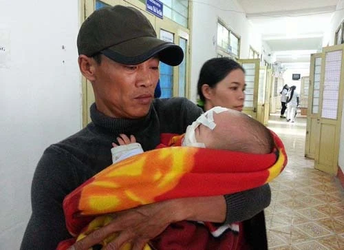 Em bé 6 tháng tuổi đang được người thân chăm sóc tại Bệnh viện sản nhi Nghệ An. Ảnh:H.B be-linh-4708-1420861887.jpg