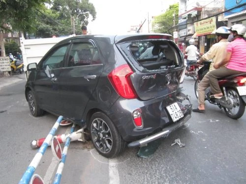 Xe “điên” náo loạn trên phố, 2 người trọng thương ảnh 1 Ô tô của bà Nguyễn Hồng Luyến bị xe “điên” tông trúng