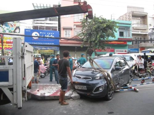 Xe “điên” náo loạn trên phố, 2 người trọng thương ảnh 3 CSGT làm nhiệm vụ điều tiết giao thông để di dời xe bị nạn