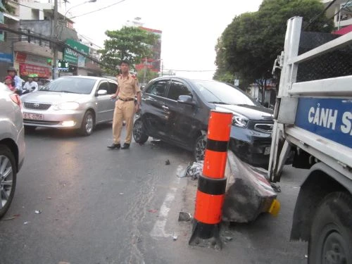Xe “điên” náo loạn trên phố, 2 người trọng thương ảnh 2 Xe 'điên' náo loạn đường phố, 2 người trọng thương