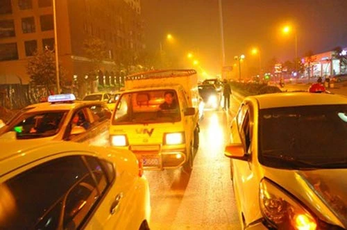 Hà Nội: Thép ở nhà cao tầng rơi trúng ô tô chở 3 người ảnh 3 - 3