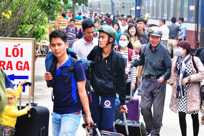 Khoảnh khắc đoàn viên ở nhà ga, bến tàu ngày giáp Tết ảnh 2 Khoảnh khắc đoàn viên ở nhà ga, bến tàu ngày giáp Tết ảnh 2