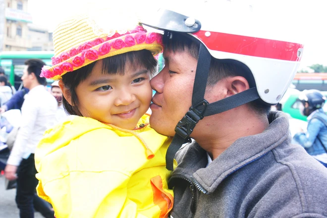 Khoảnh khắc đoàn viên ở nhà ga, bến tàu ngày giáp Tết ảnh 5 Khoảnh khắc đoàn viên ở nhà ga, bến tàu ngày giáp Tết ảnh 5