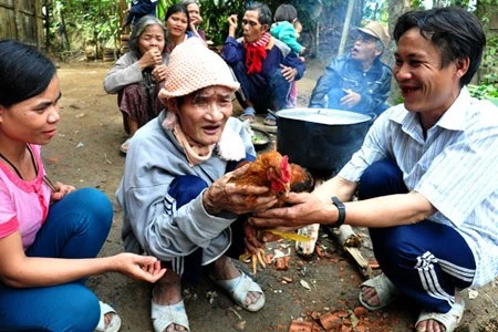Hai cha con “người rừng” đã dần hòa nhập với cộng đồng sau 40 năm sống tách biệt trong rừng sâu. Hai cha con “người rừng” đã dần hòa nhập với cộng đồng sau 40 năm sống tách biệt trong rừng sâu.