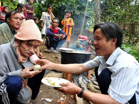 Mặc dù đã về làng sống với bà con, làng xóm nhưng ông Hồ Văn Thanh vẫn đau đáu nhớ về nơi ở cũ trong rừng sâu.Ảnh: Đức Hoàng Mặc dù đã về làng sống với bà con, làng xóm nhưng ông Hồ Văn Thanh vẫn đau đáu nhớ về nơi ở cũ trong rừng sâu.Ảnh: Đức Hoàng