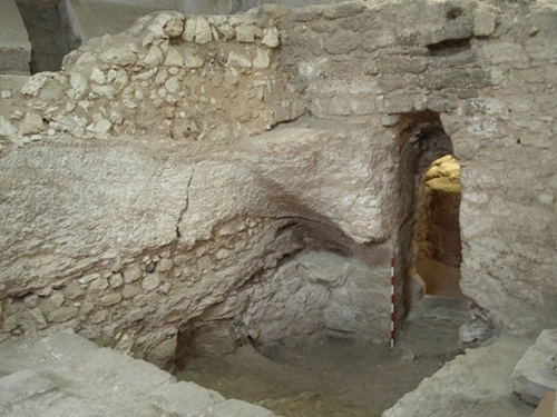 Bậc thang dẫn xuống cổng vào ngôi nhà được cho là của Chúa Jesus. Ảnh:Live Science. nazareth-1-jesus-house-JPG-8850-14253575