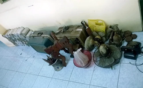 Một số đồ cổ Phong kêu người đến bán. Ảnh:C.A docothuhoi-7388-1426312106.jpg