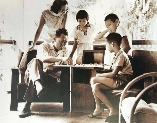 Ông Lý Quang Diệu, bà Kha Ngọc Chi và ba người con - Ảnh: Singaporepolitics Ông Lý Quang Diệu, bà Kha Ngọc Chi và ba người con - Ảnh: Singaporepolitics