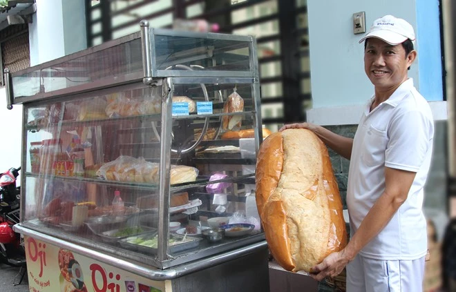 Chiêm ngưỡng ổ bánh mì nặng gần 2 kg giá 70.000 đồng ở Sài Gòn ảnh 2 Chiêm ngưỡng ổ bánh mì nặng gần 2 kg giá 70.000 đồng ở Sài Gòn ảnh 2