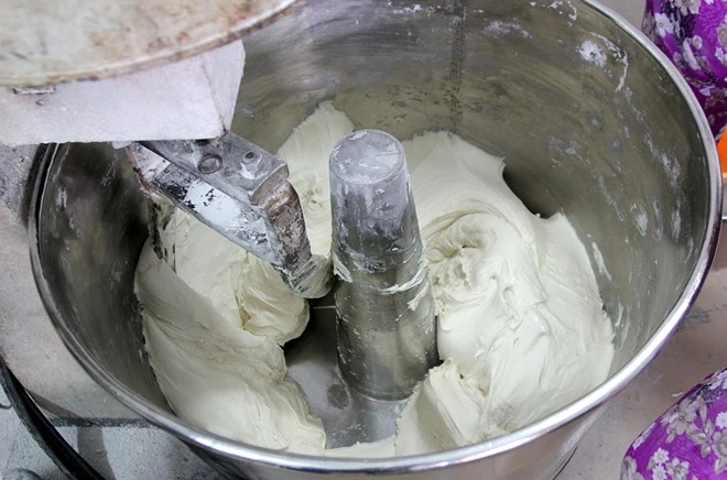 Chiêm ngưỡng ổ bánh mì nặng gần 2 kg giá 70.000 đồng ở Sài Gòn ảnh 3 Chiêm ngưỡng ổ bánh mì nặng gần 2 kg giá 70.000 đồng ở Sài Gòn ảnh 3
