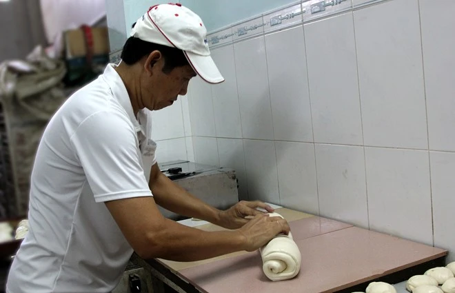 Chiêm ngưỡng ổ bánh mì nặng gần 2 kg giá 70.000 đồng ở Sài Gòn ảnh 5 Chiêm ngưỡng ổ bánh mì nặng gần 2 kg giá 70.000 đồng ở Sài Gòn ảnh 5