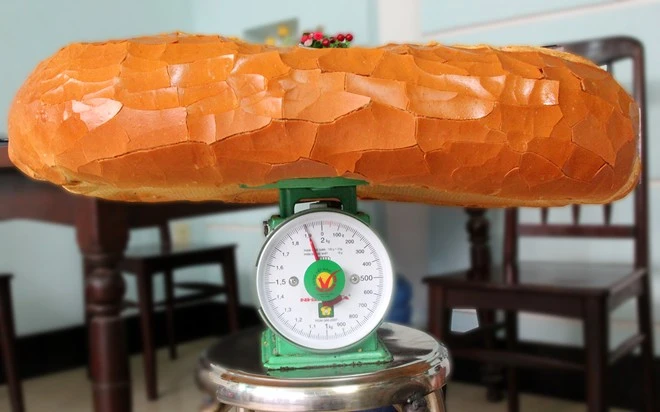 Chiêm ngưỡng ổ bánh mì nặng gần 2 kg giá 70.000 đồng ở Sài Gòn ảnh 10 Chiêm ngưỡng ổ bánh mì nặng gần 2 kg giá 70.000 đồng ở Sài Gòn ảnh 10