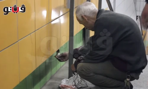 "Bác Abdo" nhét thức ăn qua một lỗ nhỏ trên tường cho Biso. Ảnh:The Cairo Post. giai-cuu-7.png