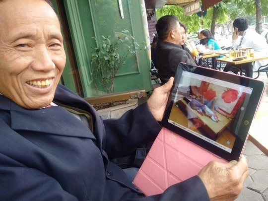 Ông Chuốt khoe ảnh bà cả và bà thứ 6 nằm ngủ với nhau