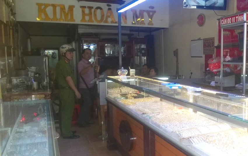 Bị đánh bất động vì cầm dao cướp tiệm vàng giữa ban ngày ảnh 3 Bị đánh bất động vì cầm dao cướp tiệm vàng giữa ban ngày ảnh 3