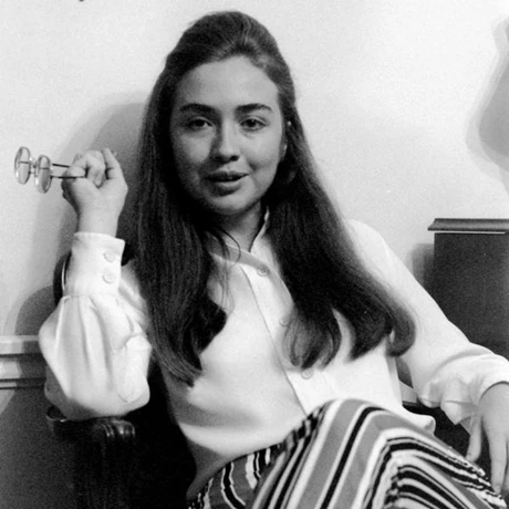 Bà Hillary Clinton không thích đeo hoa tai. (Ảnh: