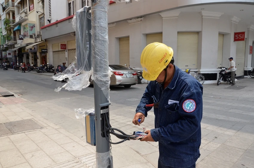 Bộ đèn tín hiệu giao thông có âm thanh được lắp đặt trên tuyến đường Nguyễn Huệ