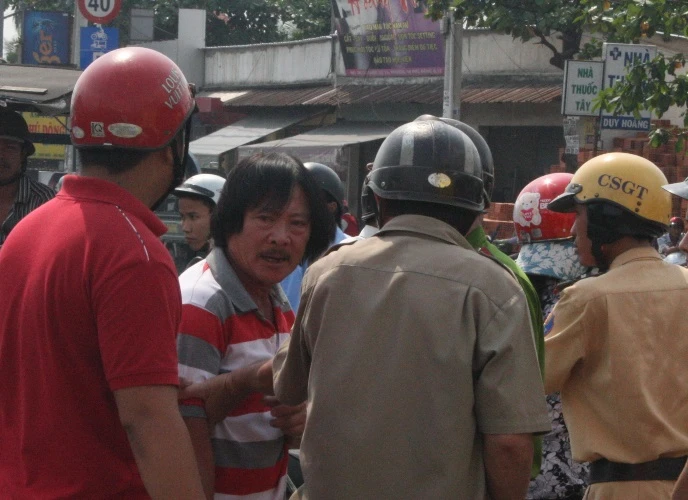 Cụ ông bị ô tô cán chết, người nhà bức xúc đập bể kiếng xe ảnh 3 Cụ ông bị ô tô cán chết, người nhà bức xúc đập bể kiếng xe ảnh 3