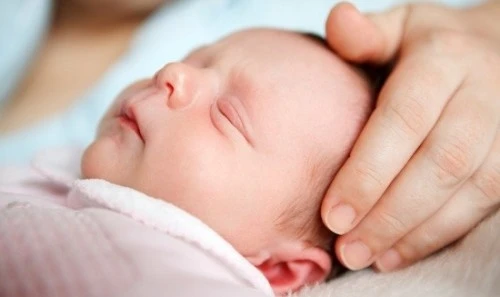 trẻ sơ sinh, chăm con, bẹp đầu trẻ sơ sinh, chăm con, bẹp đầu