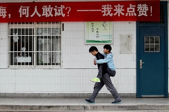 Xie Xu miệt mài chăm sóc, cõng bạn là Zhang Chi đến lớp