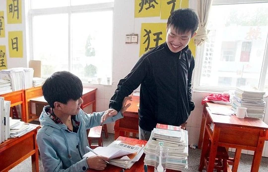 Miệt mài cõng bạn đến lớp suốt 3 năm