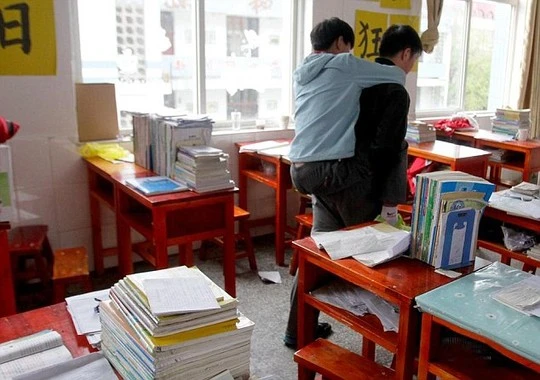 Miệt mài cõng bạn đến lớp suốt 3 năm
