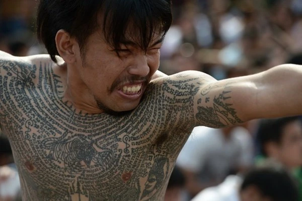Rùng mình cảnh xăm ma thuật của người Thái ảnh 3