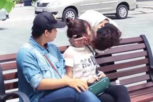Kiss Cam ở Việt Nam: 'Gặp mình là ốm đòn, đen mắt, gãy xương' ảnh 2 Kiss Cam ở Việt Nam: 'Gặp mình là ốm đòn, đen mắt, gãy xương' ảnh 2