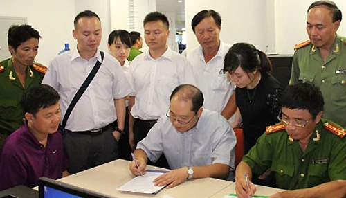 Cảnh sát Việt Nam ban giao Yin Wen Sheng (áo tím) cho Trung Quốc. Ảnh:CA TP HCM truy-na-3.jpg