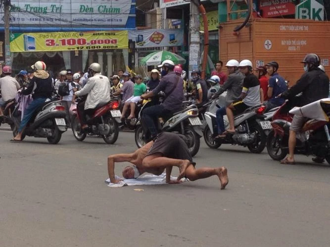 Kẹt xe nghiêm trọng vì người đàn ông trồng chuối… giữa đường ảnh 1 Kẹt xe nghiêm trọng vì người đàn ông trồng chuối… giữa đường ảnh 1
