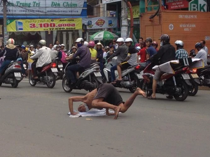 Kẹt xe nghiêm trọng vì người đàn ông trồng chuối… giữa đường ảnh 3 Kẹt xe nghiêm trọng vì người đàn ông trồng chuối… giữa đường ảnh 3