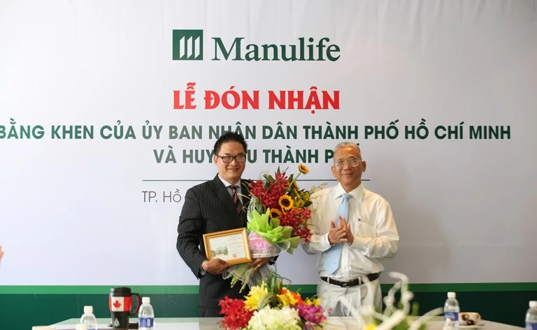 Manulife nhận bằng khen của UBND TP.HCM ảnh 1 Manulife nhận bằng khen của UBND TP.HCM ảnh 1