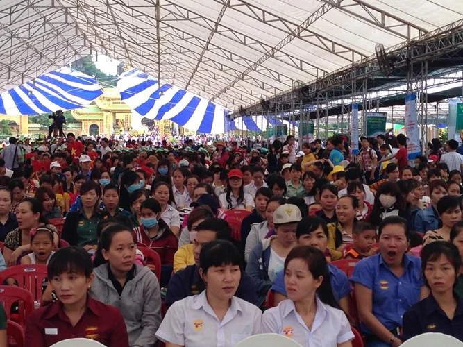 10.000 công nhân dự ngày hội tư vấn, giải đáp pháp luật ảnh 1 10.000 công nhân dự ngày hội tư vấn, giải đáp pháp luật ảnh 1