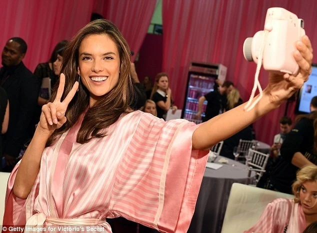 Hậu trường nóng bỏng ở Victoria's Secret Show 2015 ảnh 12 Hậu trường nóng bỏng ở Victoria's Secret Show 2015 ảnh 12