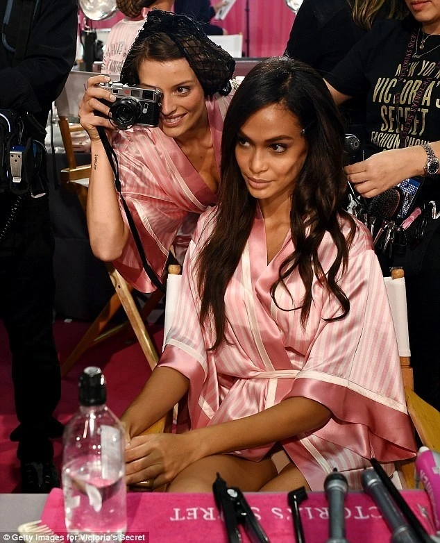 Hậu trường nóng bỏng ở Victoria's Secret Show 2015 ảnh 14 Hậu trường nóng bỏng ở Victoria's Secret Show 2015 ảnh 14