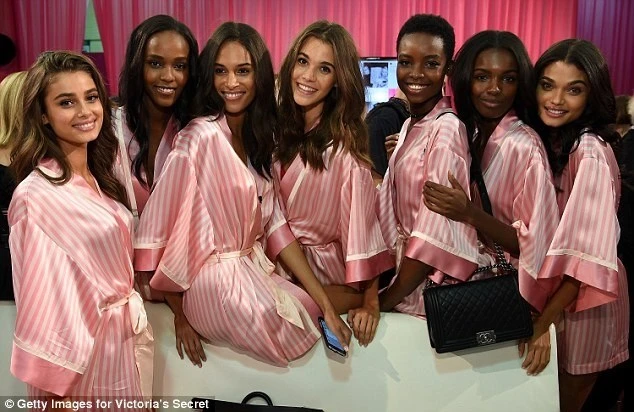 Hậu trường nóng bỏng ở Victoria's Secret Show 2015 ảnh 1 Hậu trường nóng bỏng ở Victoria's Secret Show 2015 ảnh 1