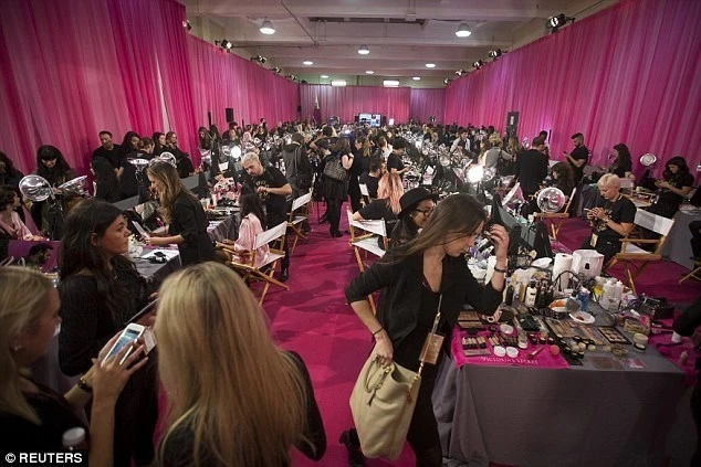 Hậu trường nóng bỏng ở Victoria's Secret Show 2015 ảnh 2 Hậu trường nóng bỏng ở Victoria's Secret Show 2015 ảnh 2