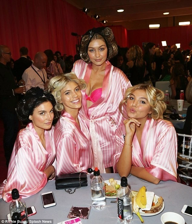 Hậu trường nóng bỏng ở Victoria's Secret Show 2015 ảnh 4 Hậu trường nóng bỏng ở Victoria's Secret Show 2015 ảnh 4