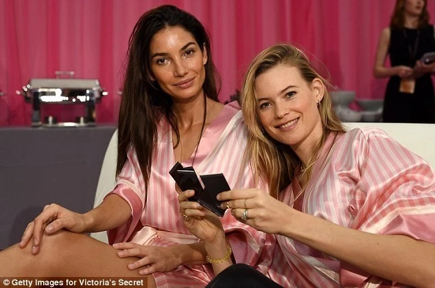 Hậu trường nóng bỏng ở Victoria's Secret Show 2015 ảnh 9 Hậu trường nóng bỏng ở Victoria's Secret Show 2015 ảnh 9