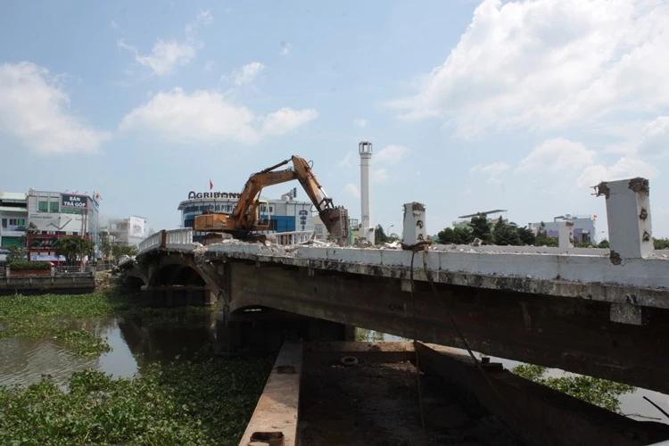 Họp báo quyết định ‘số phận’ cầu Đúc trăm tuổi ở Long An ảnh 1