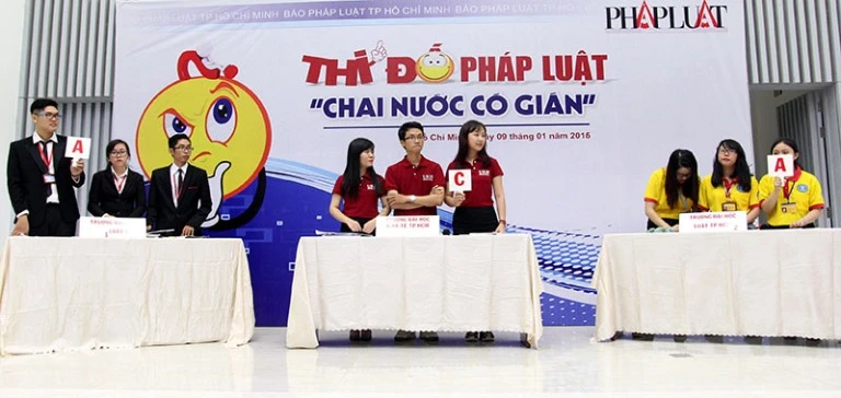 Tưng bừng thi đố pháp luật: Cách hành xử khi gặp ‘Chai nước có... gián’ ảnh 13