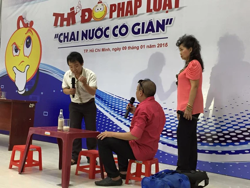 Tưng bừng thi đố pháp luật: Cách hành xử khi gặp ‘Chai nước có... gián’ ảnh 11
