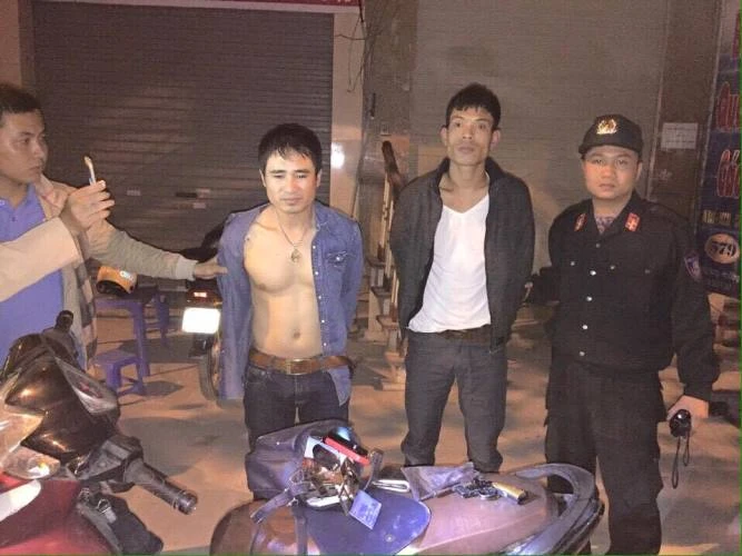 Bị công an phát hiện mang theo súng, đạn vì... đeo túi xách nữ ảnh 1 Bị công an phát hiện mang theo súng, đạn vì... đeo túi xách nữ ảnh 1