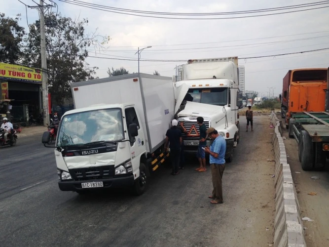 Va chạm liên hoàn, xe container dính chặt đuôi xe tải ảnh 1 Va chạm liên hoàn, xe container dính chặt đuôi xe tải ảnh 1