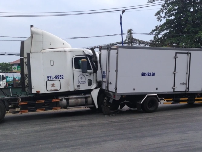 Va chạm liên hoàn, xe container dính chặt đuôi xe tải ảnh 2 Va chạm liên hoàn, xe container dính chặt đuôi xe tải ảnh 2