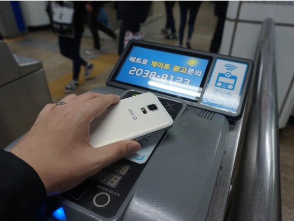 Hệ thống tàu điện ngầm "hiện đại như phim" của Seoul - Ảnh 1.