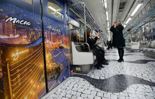 Những chuyến tàu điện có một không hai ở Seoul - Ảnh 6.