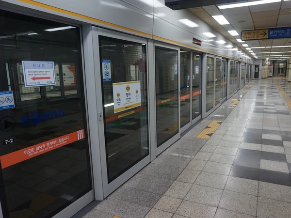 Hệ thống tàu điện ngầm "hiện đại như phim" của Seoul - Ảnh 4.