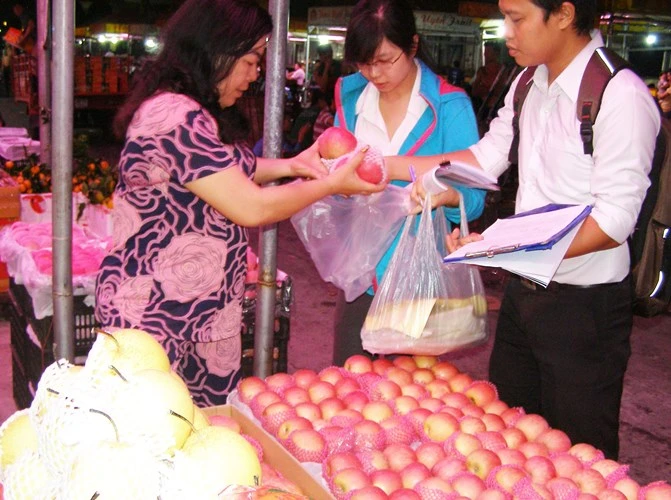 Kiểm tra đột xuất các vựa rau, củ, quả ở chợ đầu mối ảnh 1 Kiểm tra đột xuất các vựa rau, củ, quả ở chợ đầu mối ảnh 1
